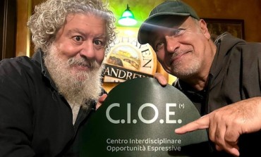Ritorna per il secondo anno C.I.O.E.(’) il Centro Interdisciplinare Opportunità Espressive diretto da Lello Arena con Enzo De Caro che celebra i 71 anni di Massimo Troisi.